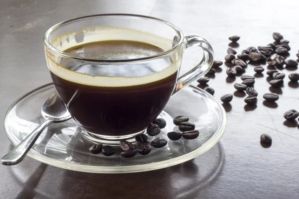 Caffè e caramelle a saporito su un piano di legno — Foto Stock