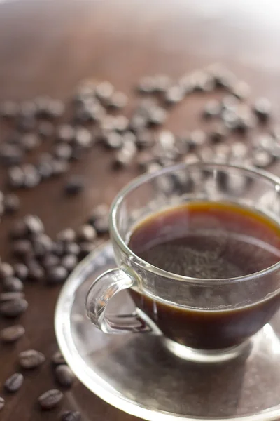 Caffè e caramelle a saporito su un piano di legno — Foto Stock