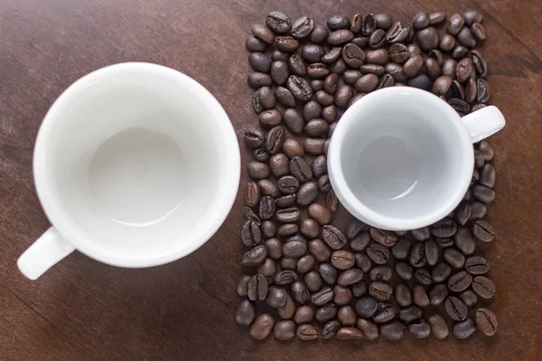 Caffè e caramelle a saporito su un piano di legno — Foto Stock