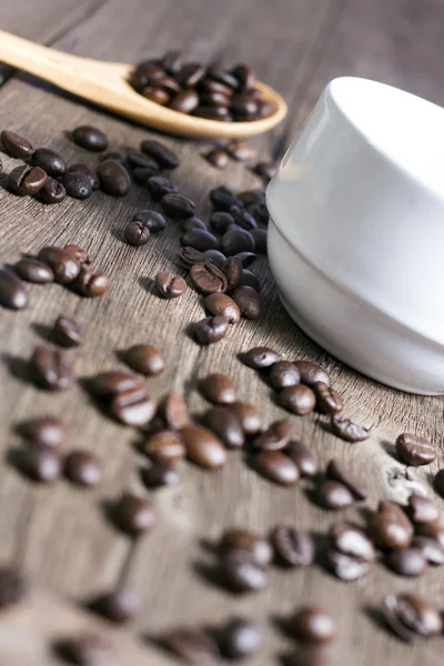 Café e doces a saboroso em um soalho de madeira — Fotografia de Stock