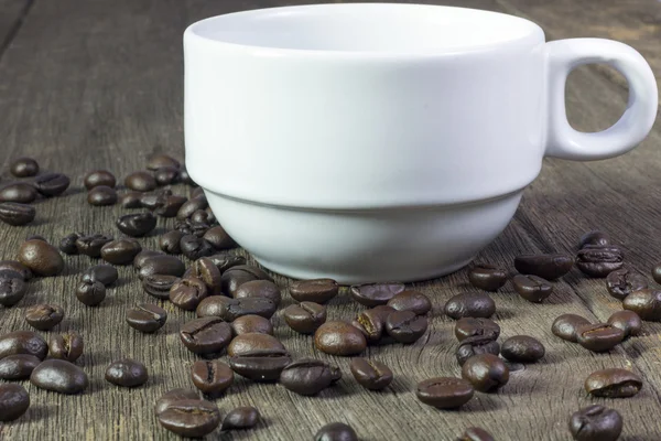 Caffè e caramelle a saporito su un piano di legno — Foto Stock