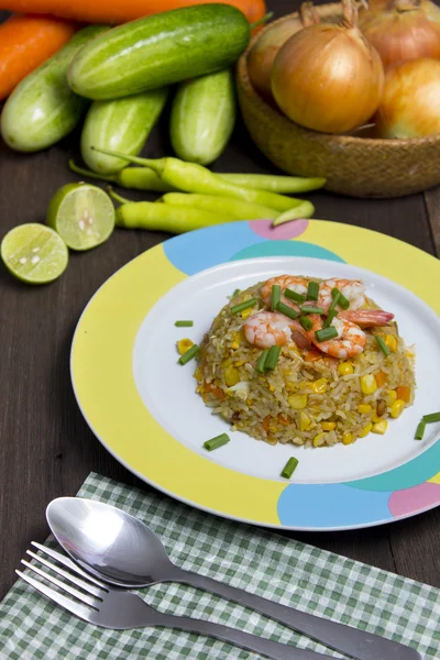 Fried rice with shrimp on the wood table — Stock Photo, Image