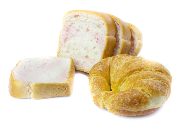 Na białe tło w plasterkach pszenny chleb i rogaliki — Zdjęcie stockowe
