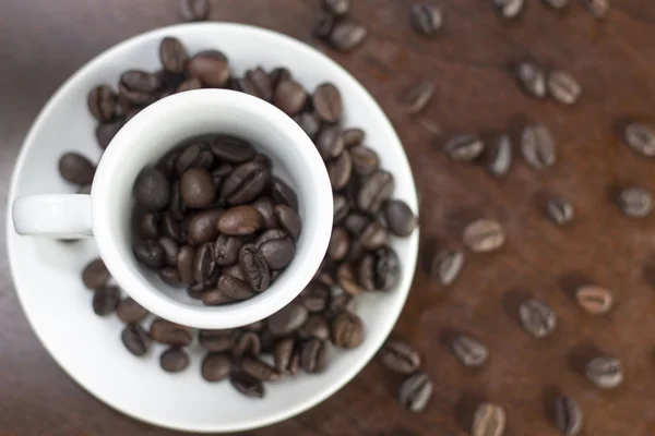 Caffè e caramelle a saporito su un piano di legno — Foto Stock