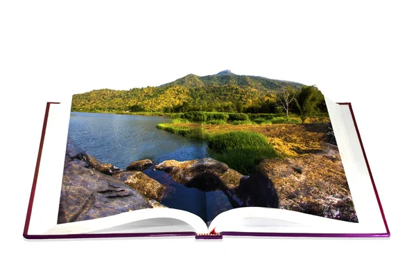 Otwórz książkę w rzece. góry i niebo — Zdjęcie stockowe