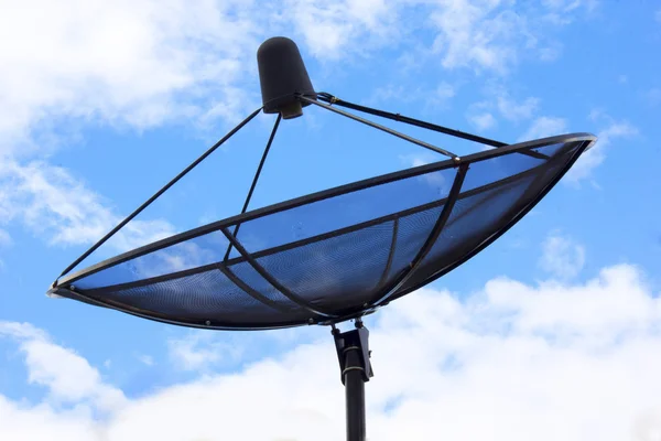 하늘 아래 위성 접시 안테나 — 스톡 사진