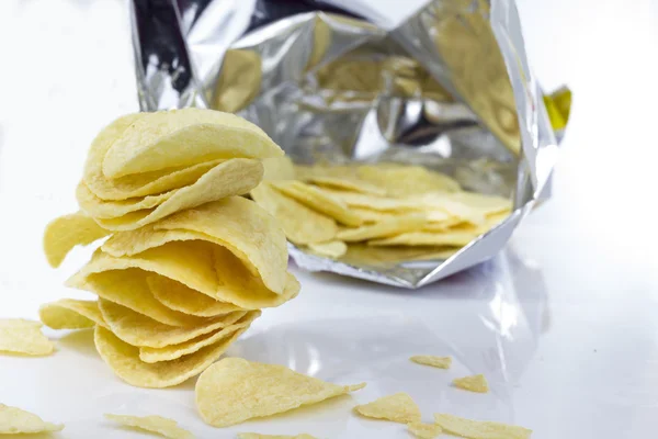 Stapel van chips op een wit — Stockfoto