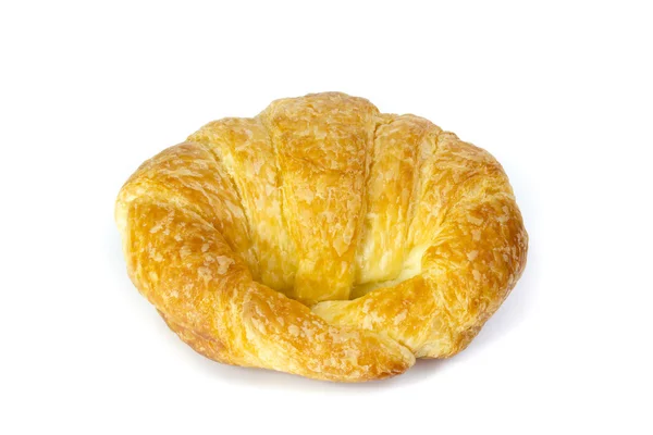 Croissant fresco e gustoso su sfondo bianco — Foto Stock