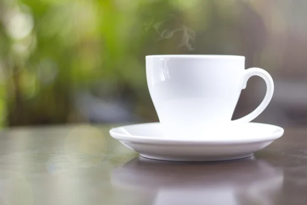 Xícara de café fresco na mesa de madeira — Fotografia de Stock