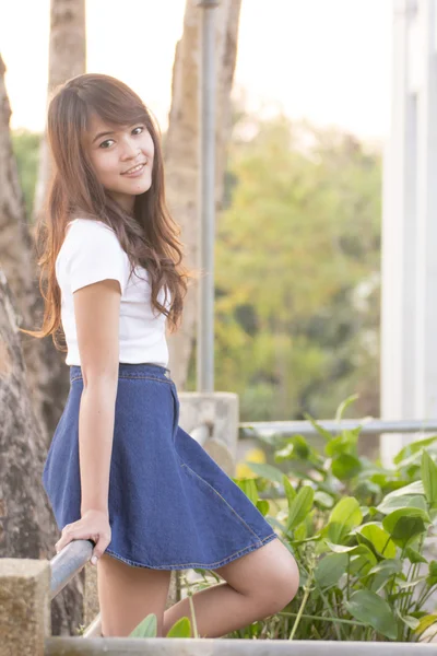 Retrato mujer bonita con camisas blancas en Tailandia . — Foto de Stock