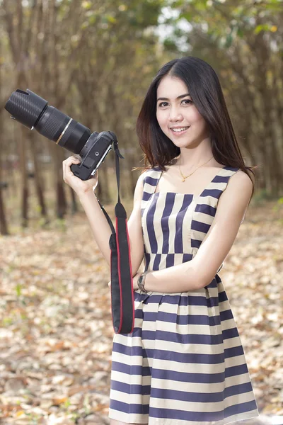 Moda de una chica de otoño con una rayas sosteniendo el camer — Foto de Stock