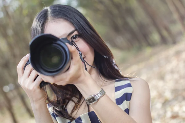 ストライプ保持 camer 身に着けている秋の女の子のファッション — ストック写真