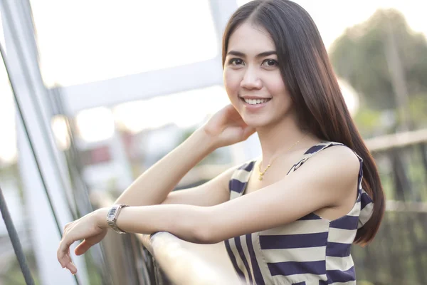 Moda de una chica de otoño con una Tailandia a rayas . — Foto de Stock