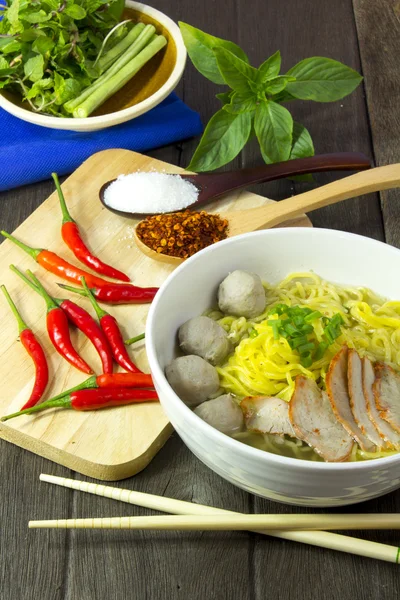 Yellow noodles delicious on wood floors — Stock Photo, Image