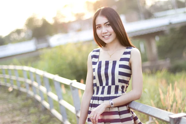 Moda de una chica de otoño con una Tailandia a rayas . — Foto de Stock