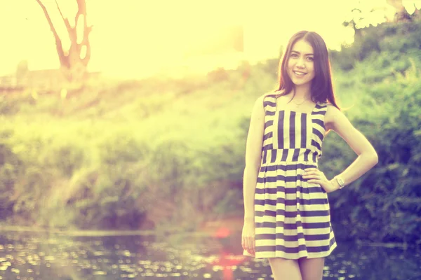 Şeritli bir Tayland giyen bir sonbahar kız moda. — Stok fotoğraf