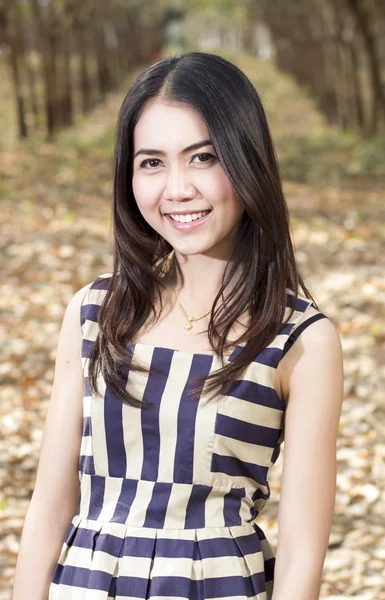 Moda de uma menina de outono vestindo uma Tailândia listrada . — Fotografia de Stock