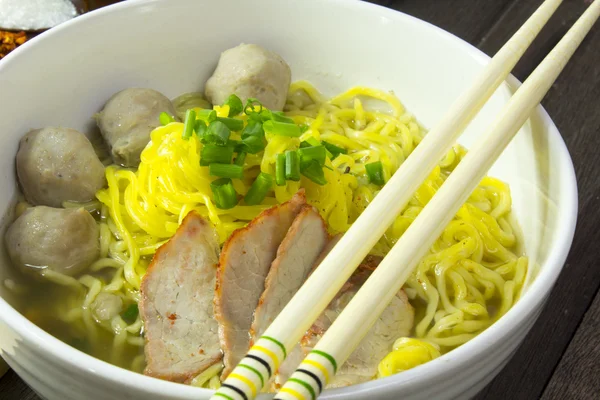 Yellow noodles delicious on wood floors — Stock Photo, Image