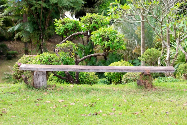 Деревянная скамейка на набережной — стоковое фото