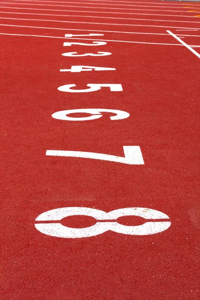 Börja spåra. linje på en röd löparbana — Stockfoto