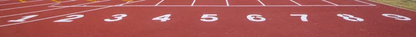 Börja spåra. linje på en röd löparbana — Stockfoto