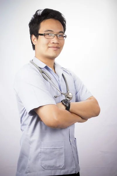 Portret uśmiechający się lekarza na na białym tle — Zdjęcie stockowe