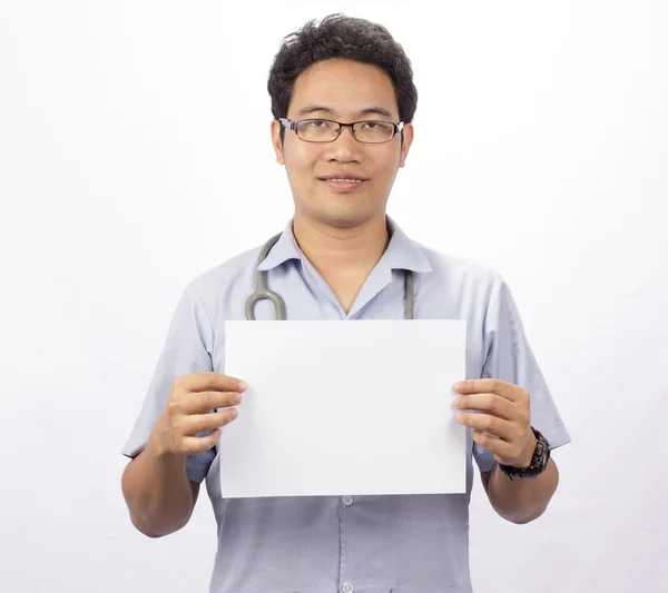 Médico varón con una carpeta, de pie aislado sobre blanco — Foto de Stock