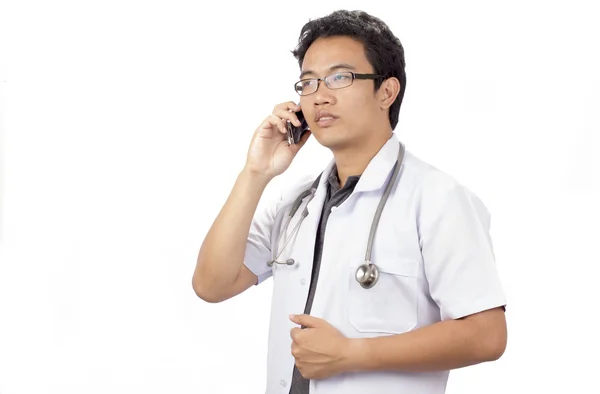 Médico masculino usando um smartphone moderno — Fotografia de Stock