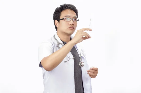 Arzt bereitet eine Spritze auf weißem Hintergrund vor — Stockfoto