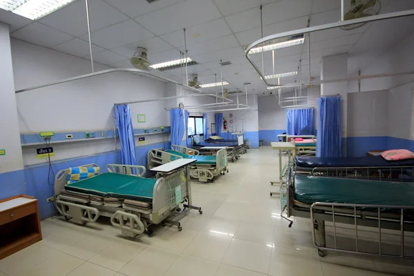 Lit vide dans la chambre d'hôpital Images De Stock Libres De Droits