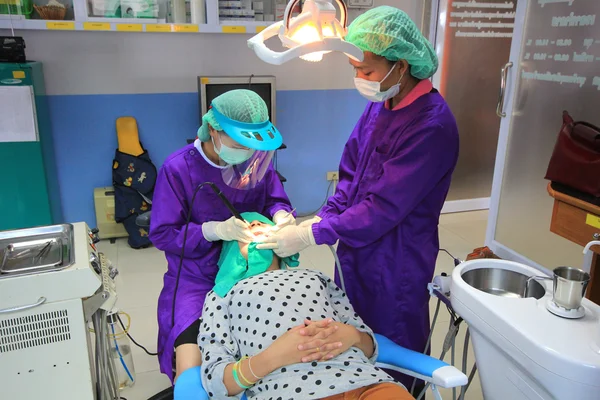 Дитячий стоматолог лікує дитячі зуби під стоматологічним лікуванням Стокове Фото