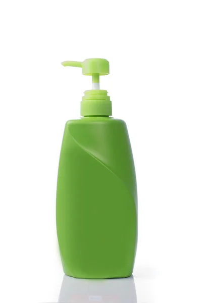 Zelené láhve tekutého mýdla na bílém pozadí — Stock fotografie