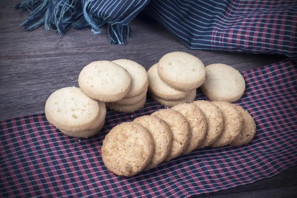 Cookies op borwn stof — Stockfoto