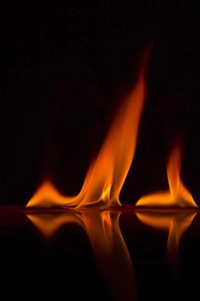 Пламя огня на заднем плане — стоковое фото