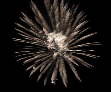 Kara gökyüzü arka planında renkli havai fişekler