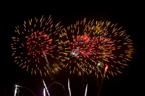 Kleurrijk vuurwerk op de zwarte lucht achtergrond — Stockfoto