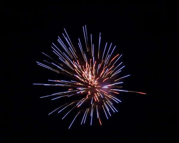 Kleurrijk vuurwerk op de zwarte lucht achtergrond — Stockfoto