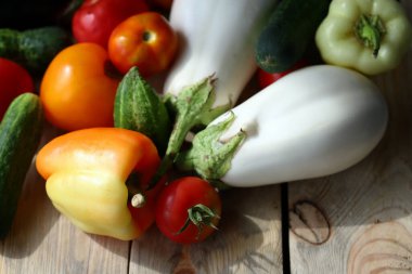 Ahşap bir yüzeyde çiftlik sebzeleri. Sağlıklı yiyecekler. Eko ürünleri.