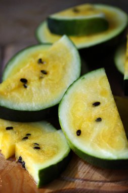 Çekirdekli sarı karpuz dilimleri.