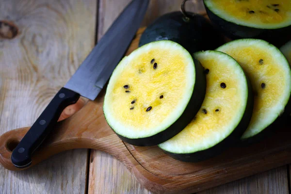 Çekirdekli sarı karpuz dilimleri.