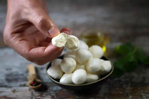 Tépd Szét Mozzarella Labdát Kezeddel Mozzarella Bent — Stock Fotó