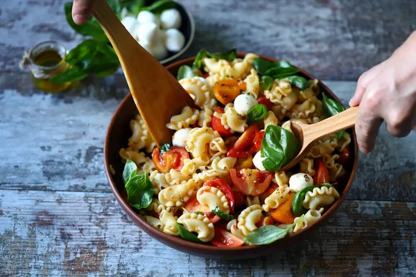 Mozzarella, fesleğen ve kiraz domatesli makarna..