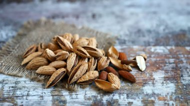 Seçici odaklanma. Makro. Kabuklu badem..