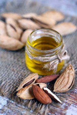 Kavanozda badem yağı. Kabuklu badem..