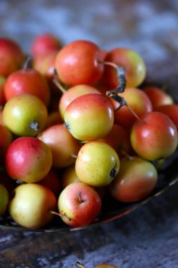 Bir kase içinde Cennet elma.