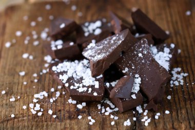 Deniz tuzlu çikolata. Tuzlu siyah çikolata..