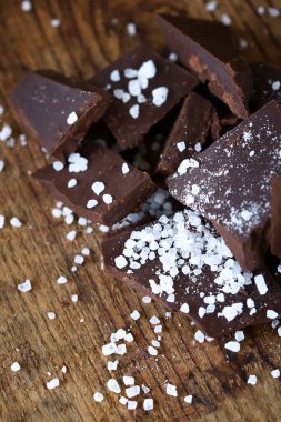 Deniz tuzlu çikolata. Tuzlu siyah çikolata..