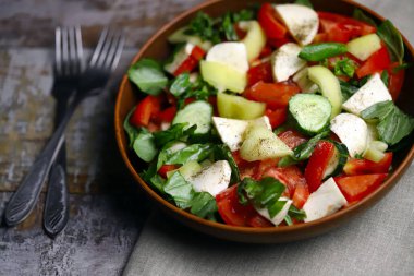 Sebzeli ve mozarellalı sağlıklı salata. Diyet gıda konsepti.