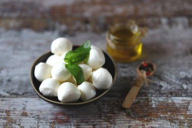 Seçici odaklanma. Bir kasede Mozzarella topları.