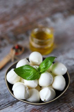 Seçici odaklanma. Bir kasede Mozzarella topları.